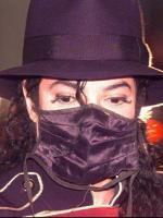 Выяснилась тайна медицинской повязки, которую носил Майкл Джексон