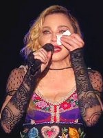 Мадонна не смогла сдержаться от слез во время падения на концерте