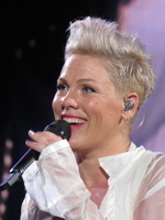 ������ Pink ��������� ����������� ��� �� ���������� �����